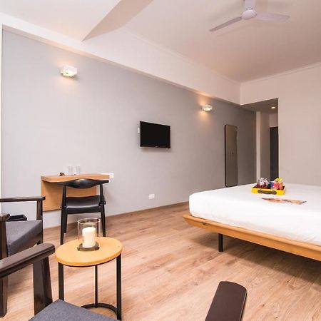 Oyo Townhouse 028 Corporate Suite Нойда Экстерьер фото