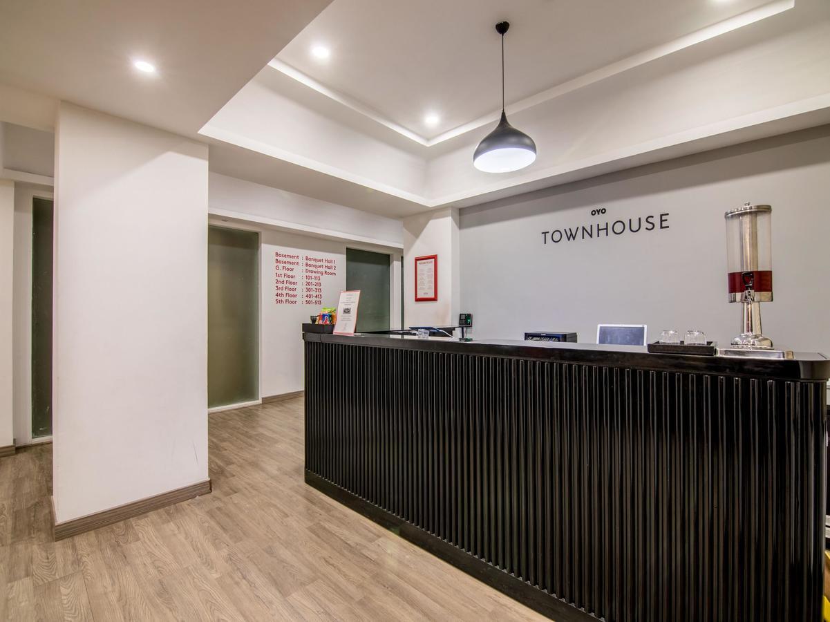 Oyo Townhouse 028 Corporate Suite Нойда Экстерьер фото