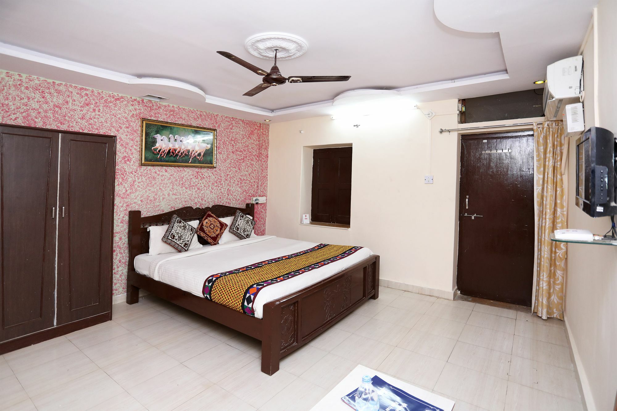 Oyo Townhouse 028 Corporate Suite Нойда Экстерьер фото