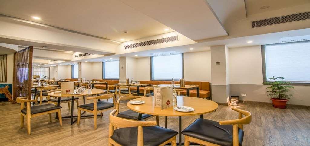 Oyo Townhouse 028 Corporate Suite Нойда Удобства фото