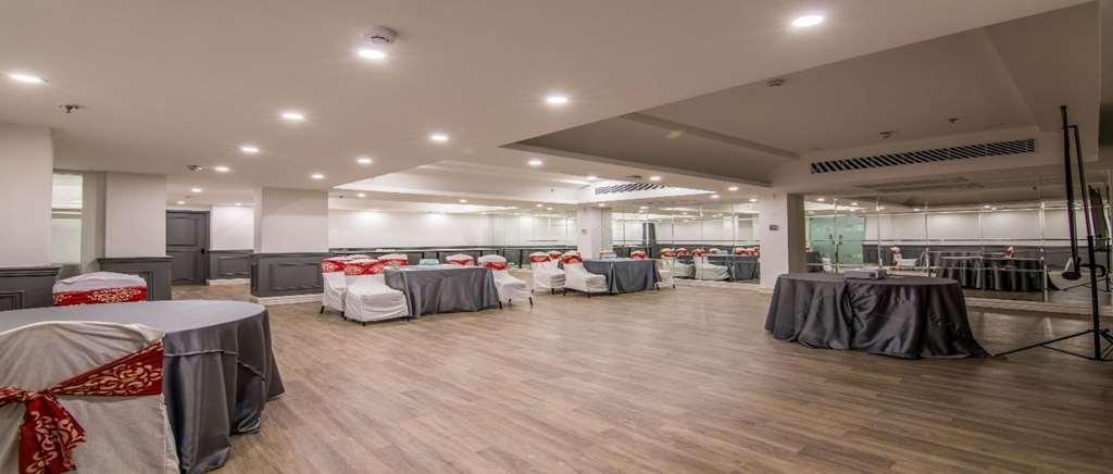 Oyo Townhouse 028 Corporate Suite Нойда Удобства фото